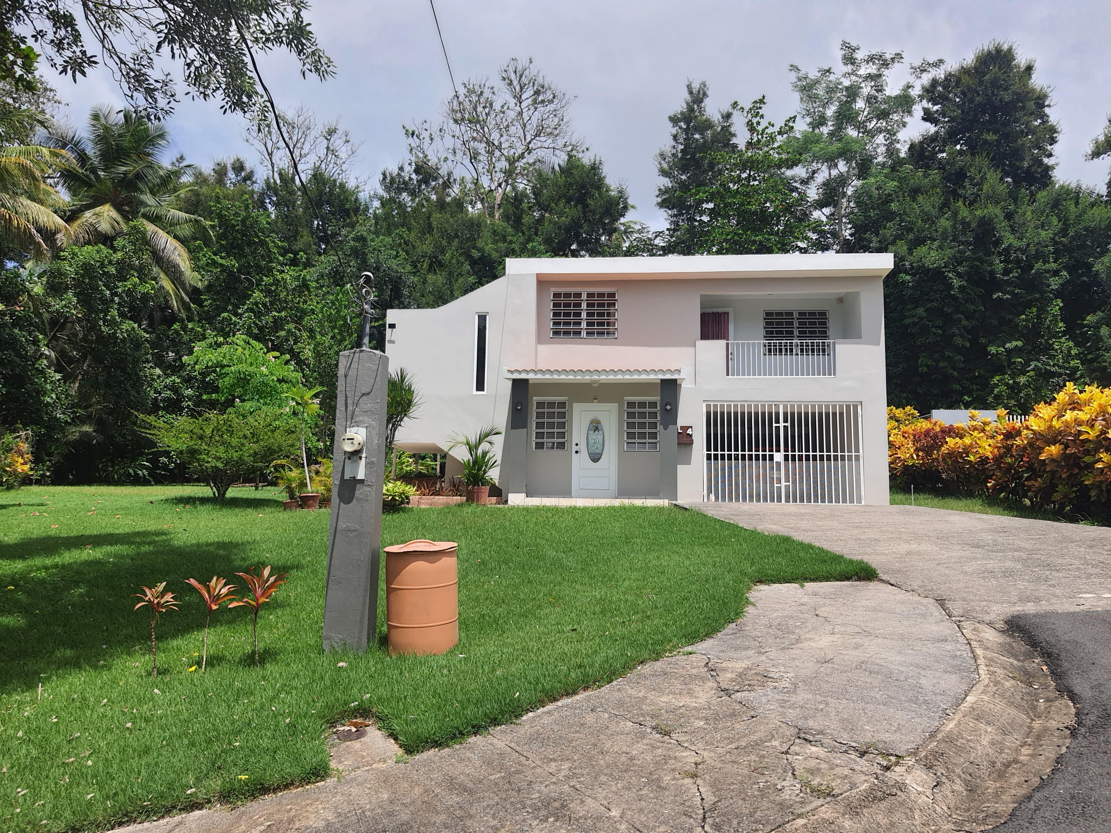 ¡AMPLIA RESIDENCIA DE DOS PLANTAS RODEADA DE NATURALEZA!